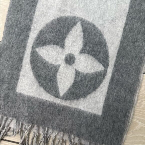 Used excellent condition LV Elegant Gray Wool Scarf - Picture 2 of 7